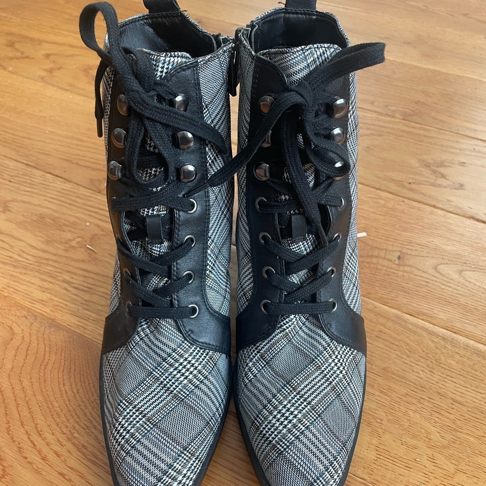 Naturalizer Black and Gray Plaid Lace-Up Boots